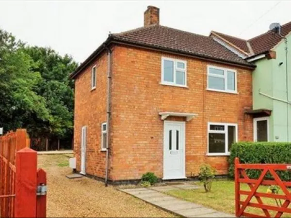 Mrs E contacted Open Property Group to sell her house fast and move abroad