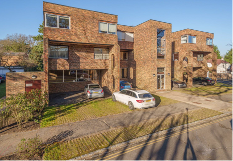 Image 1 before text for page “Quick sale of a flat in Weybridge, Surrey”