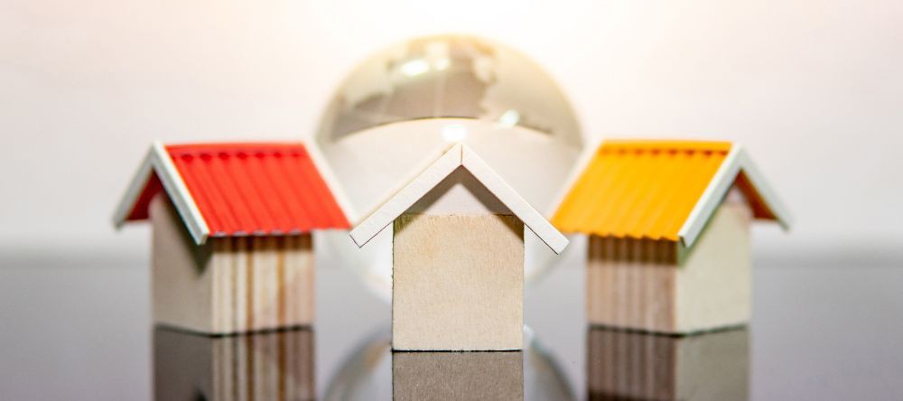 Image 1 before text for page “Making sense of 2025’s house price predictions ”