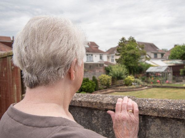 Do I have to admit to a neighbourly dispute when selling?